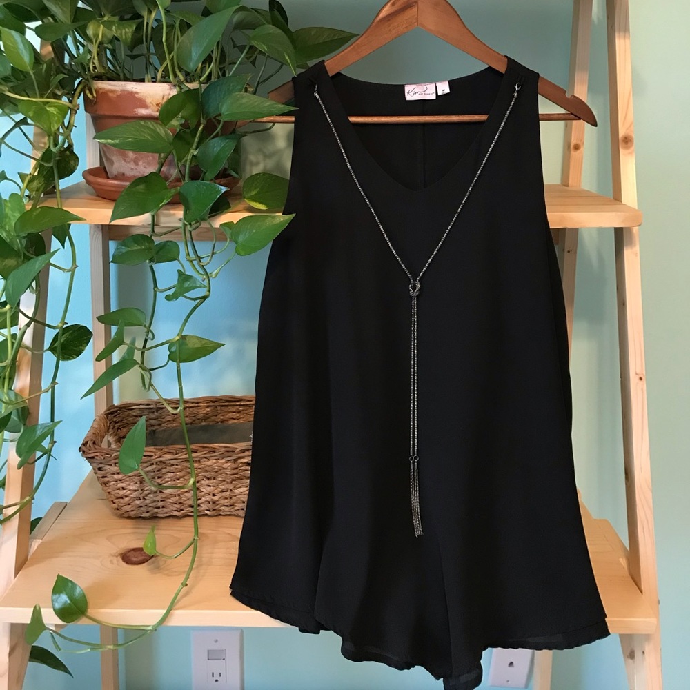 Sleeveless blouse with detachable necklace